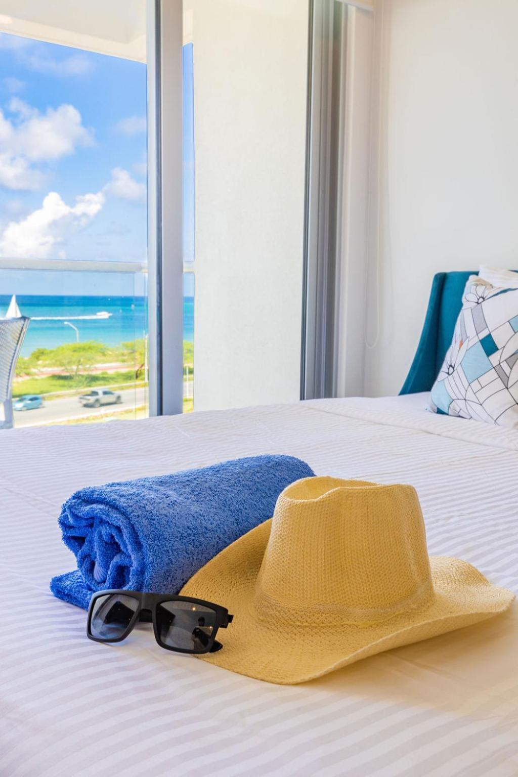 Azure Beach Residences Palm Beach Exteriör bild